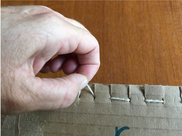 Detaching the warp yarn Detaching the warp yarn